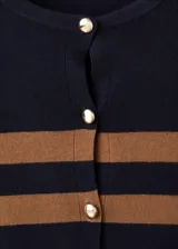 Cardigan de punto fino color negro con franjas horizontales tostadas, de cuello redondo, manga larga y cierre frontal con botones dorados.