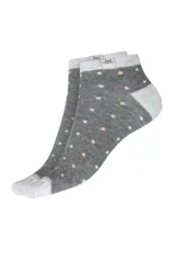 Medias cortas de color celeste melange, con diseño estampado de pequeñas ballenas y lunares.