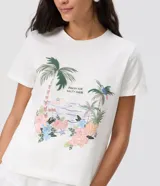 Remera blanca de algodón con cuello redondo, mangas cortas y estampa frontal con diseño tropical de palmeras y la inscripción "Fresh Air Salty Hair".