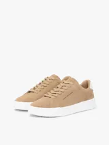Zapatillas court de gamuza color khaki, con cordones del mismo tono, suela blanca y detalle de talón en contraste.