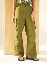 Pantalón cargo verde oliva de algodón, con corte ancho, bolsillos laterales con tapa y cierre, y tablones a la altura de las rodillas.