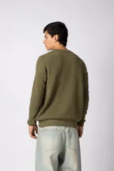 Sweater de tejido de punto acanalado en color azul, con cuello redondo, mangas largas y calce relajado.