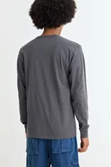 Remera de manga larga con cuello redondo, confeccionada en tejido de algodón y poliéster, con diseño básico y ajuste estándar.