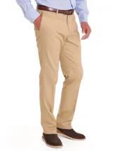 Pantalón de gabardina de corte recto color beige con trabillas para cinto, bolsillos laterales y cierre frontal con botón y cremallera.