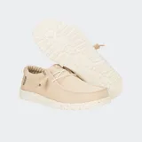 Zapato Hey Dude Wally Stretch Mesh color beige, de tela tejida con cordones elásticos y suela moteada.