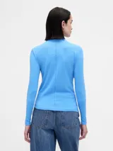 Remera de manga larga con cuello alto tipo polera, confeccionada en tejido suave y ajustado al cuerpo.