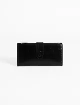 Billetera rectangular de cuero sintético color negro, con cierre de solapa y broche a presión. Diseño clásico y elegante.