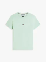 Remera de corte clásico, confeccionada en puro algodón de color verde menta, con cuello redondo y mangas cortas. Cuenta con el logotipo de Tommy Hilfiger bordado en el pecho junto con el texto "Est. 1985".