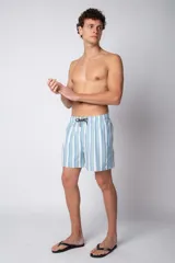Short de baño con diseño de rayas verticales en blanco y negro, con cintura elástica ajustable mediante cordón y logo metálico pequeño en el ruedo.