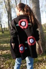 Maxi cardigan negro de lana merino con bordado floral a mano.
