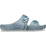 Sandalias tipo ojotas de dos tiras con estampado efecto denim, diseño con doble correa superior y apliques Jibbitz metálicos decorativos con detalles turquesas.