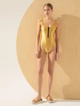 Entero dorado metálico con cierre frontal negro.