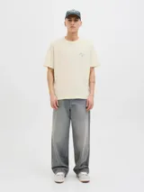 Remera color crema de algodón con cuello redondo y mangas cortas. Estampa en el frente con un paisaje costero, un auto rojo y la inscripción "Casares Málaga The creative studio".