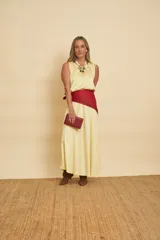 Pollera midi de satén color amarillo pálido, de corte evasé con caída fluida.