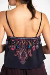 Top de algodón negro con tirantes finos, escote recto y estampado estilo paisley en tonos fucsia, turquesa y verde.