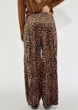 Pantalón de corte palazzo con estampado animal print en tonos bordó y beige, con cintura elástica.