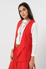 Chaleco rojo sin mangas con escote en V y lazos para anudar.