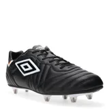 Championes de fútbol Umbro Speciali Eternal para césped natural, color negro con detalles en blanco y naranja. Presentan un diseño clásico con costuras en el empeine para un mejor control del balón y suela con tapones cónicos.
