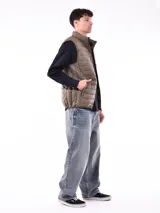 Chaleco acolchado color negro, con cierre frontal y cuello alto.