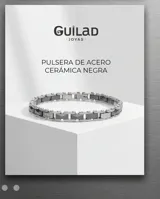 Pulsera de eslabones combinados en acero inoxidable y cerámica negra, con cierre de seguridad.