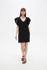 Vestido corto de viscosa color blanco, con cuello en V profundo y mangas cortas con volados. Diseño holgado.