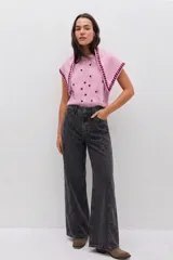 Pantalón de jean color gris oscuro con corte recto y costuras verticales decorativas en el frente.