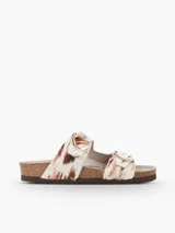 Sandalia de cuero con estampado animal print, con planta anatómica de corcho y dos tiras ajustables con hebillas metálicas doradas. Las tiras presentan textura de pelo suave al tacto.