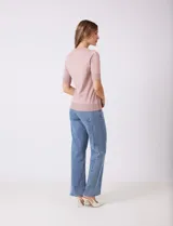 Buzo de tejido fino en color azul marino, con cuello redondo y mangas cortas con puños acanalados.