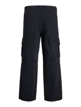 Pantalón cargo de corte amplio y tiro medio, confeccionado en sarga de algodón resistente. Presenta bolsillos laterales tipo cargo, bolsillos delanteros y traseros, cierre con cremallera y diseño de pierna ancha.