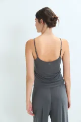 Musculosa de breteles finos en color gris oscuro, con escote redondo y corte al cuerpo.