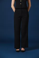 Pantalón de vestir bordó de corte sastrero, tiro alto y silueta amplia de pierna recta.