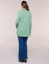 Cardigan liviano de punto acanalado verde, con frente abierto sin cierres y mangas largas.