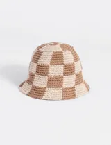 Gorro bucket tejido a crochet de algodón con diseño de cuadros en tonos beige y marrón.
