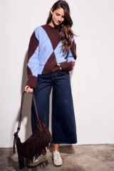 Sweater de tejido de punto con diseño de rombos (argyle) en tonos azul claro y marrón oscuro. Presenta cuello redondo y puños y cintura acanalados.