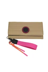 Billetera tipo sobre color beige con cierre de broche a presión. Tiene detalle de logo circular con borde fucsia y correa de mano fucsia con cordón decorativo naranja.