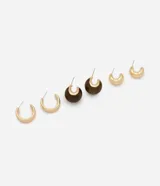 Kit de tres pares de aros tipo argolla con acabados variados, incluyendo argollas doradas lisas y argollas con resina marrón efecto carey.