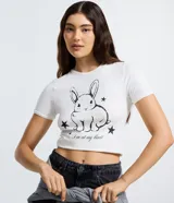 Remera de algodón blanca de manga corta y cuello redondo, con estampa frontal en color negro de un conejo y estrellas, acompañada por la frase "I'm at my limit".