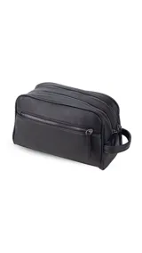 Neceser rectangular de símil cuero color beige claro, con dos compartimentos principales con cierre y un bolsillo frontal con cierre. Posee un asa lateral para transporte.