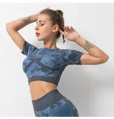 Remera deportiva corta azul con estampado camuflado y mangas cortas.