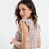 Vestido corto verde con estampado floral blanco, corte suelto y mangas cortas con volados.