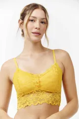 Bralette azul de encaje con breteles finos regulables.