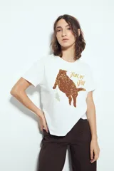 Remera blanca de manga corta con estampado gráfico de un gato marrón y un ratón, y la frase "Full of Joy" en amarillo.