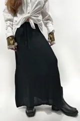 Falda larga negra tejida con cintura elastizada ajustable con cordón.