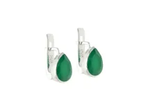 Caravanas de plata 925 con diseño de gota, engarzadas con piedra natural raíz de esmeralda en color verde intenso y cierre de gancho.