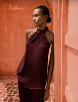 Conjunto de blusa con cuello halter y espalda abierta y pantalón con elástico, color bordeaux.