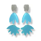 Par de aros colgantes con piezas geométricas de acrílico color celeste y plateado.