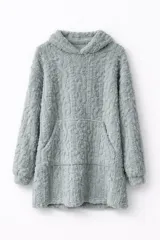 Pijama tipo hoodie de plush afelpado, color gris claro, con capucha y bolsillo canguro frontal.