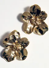Pendientes en forma de flor con acabado metálico dorado y diseño texturizado.