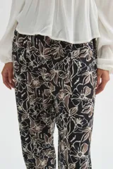Babucha de viscosa con estampado floral en tonos marrones y beige, de corte recto y ajuste cómodo.