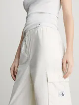 Pantalón cargo recto color blanco hueso, con cintura elástica, bolsillos delanteros, traseros y laterales con solapa.